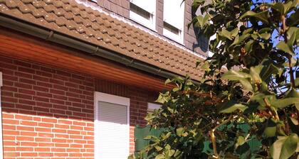 Helle Ferienwohnung nahe Badesee mit Garten. Familien und Haustierfreundlich!