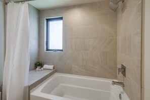 Condo, várias camas, sacada, vista para o oceano | Banheiro | Produtos de toalete de grife, toalhas de banho, papel higiênico 