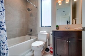 Condo, Multiple Beds, Balcony, Ocean View | Bathroom | Designer toiletries, towels, toilet paper - Ocean Park 06 (San Diego)