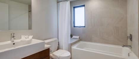 Condo, Multiple Beds, Balcony, Ocean View | Bathroom