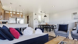 Condo, Berbilang Katil, Balcony, Ocean View | Bahagian dalam