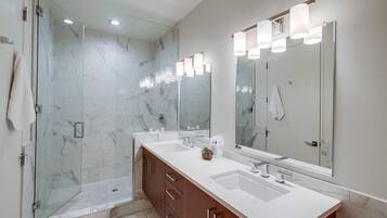 Apartment, Mehrere Betten, Balkon, Meerblick | Badezimmer | Designer-Toilettenartikel, Handtücher