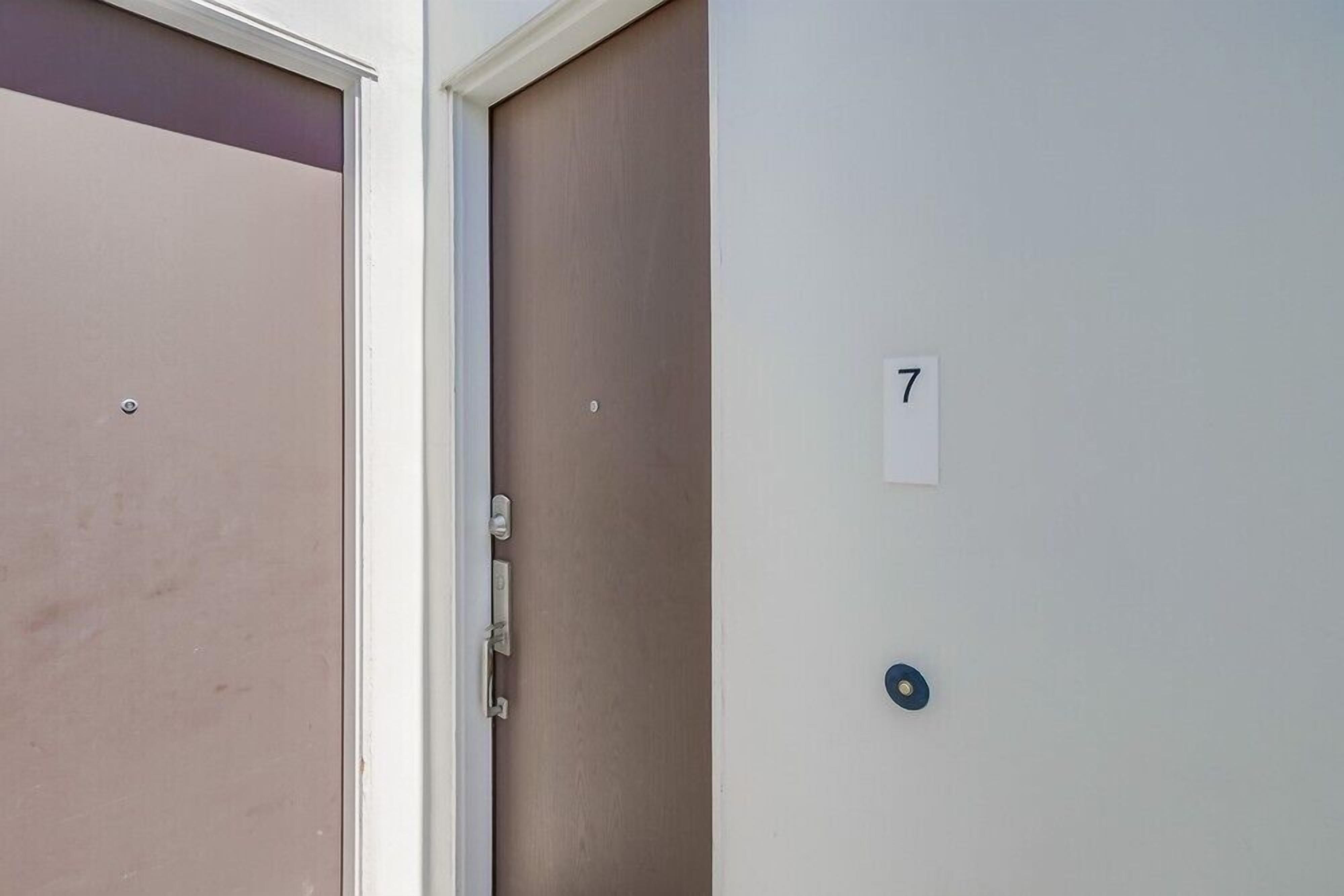 Puerta cerrada con el número 7 en la pared.