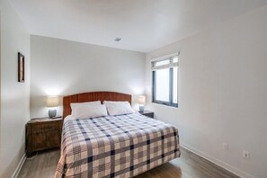 Condo, Multiple Beds, Balcony, Ocean View | 3 bedrooms, individually decorated, individually furnished, bed sheets - Ocean Park 07 (San Diego)