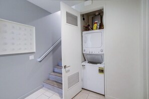 Appartamento, letti multipli, balcone, vista oceano | Lavanderia