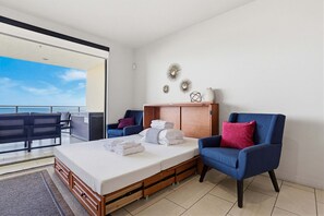 Apartment, Mehrere Betten, Balkon, Strandblick | 3 Schlafzimmer, individuell dekoriert, individuell eingerichtet