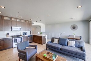 公寓客房, 多張床, 陽台, 海景 | 起居區