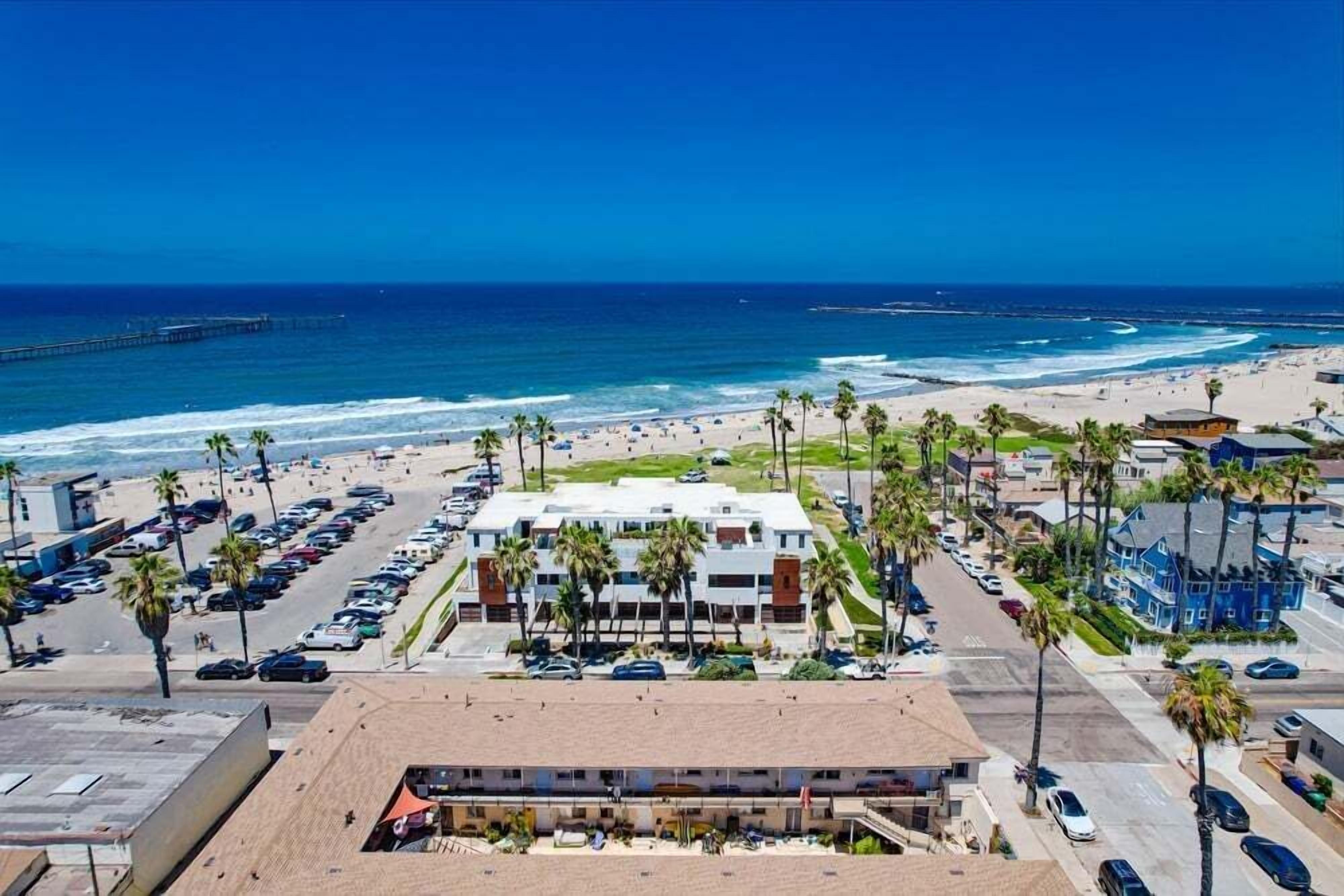 Un hôtel situé en bord de mer, doté d’un parking, d’un accès direct à la plage et offrant une vue sur l’océan.