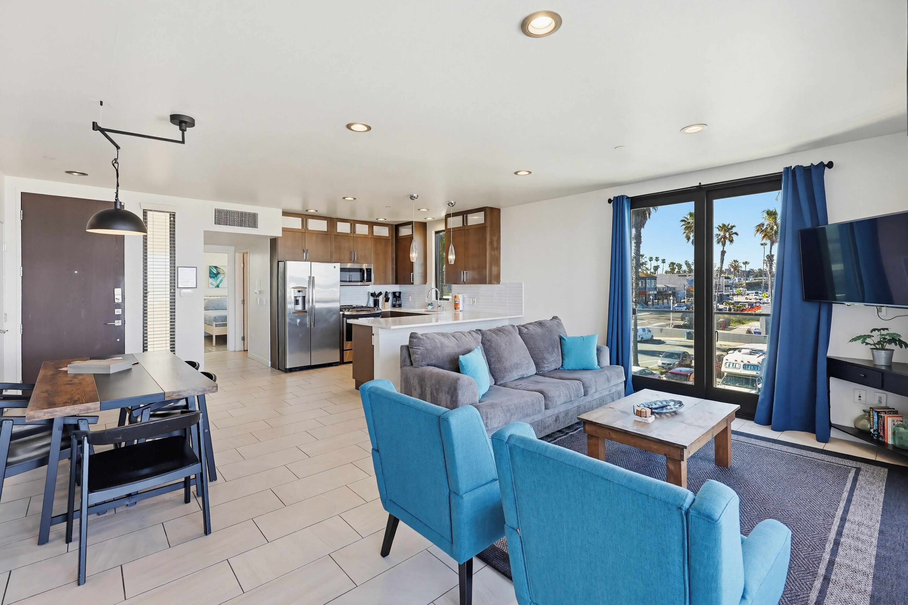 Condo, Multiple Beds, Balcony, Beach View | Living area