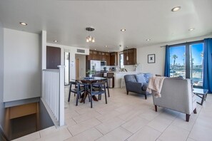 Appart'hôtel, plusieurs lits, balcon, vue plage | Coin séjour