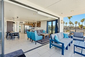 Apartment, Mehrere Betten, Balkon, Strandblick | Wohnbereich