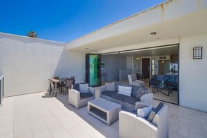 Appart'hôtel, plusieurs lits, balcon, vue plage | Terrasse/Patio