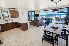 Interior - Ocean Park 10 (San Diego)