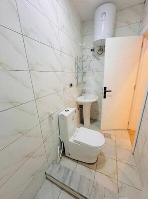 タオル、石鹸、トイレットペーパー