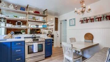 Cottage, plusieurs lits, patio, vue océan | Cuisine privée | CafetiÚre/bouilloire