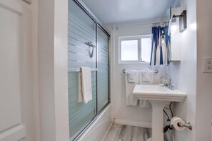 Ferienhaus, Mehrere Betten, Terrasse, Meerblick | Badezimmer