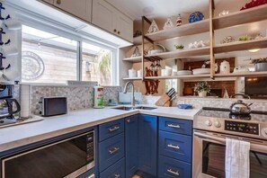 Cottage, plusieurs lits, patio, vue océan | Cuisine privée | Cafetière/bouilloire