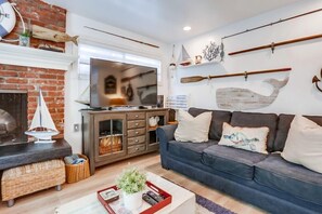 Cottage, plusieurs lits, patio, vue océan | Coin séjour