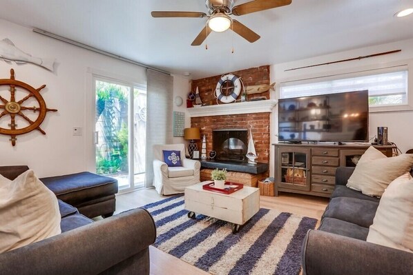 Cottage, plusieurs lits, patio, vue océan | Coin séjour