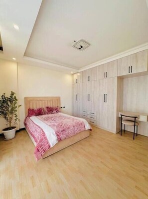 2 quartos, ferros/tábuas de passar roupa, Wi-Fi, roupa de cama