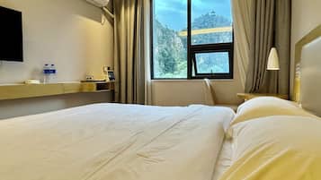 Comfort tweepersoonskamer, uitzicht op bergen | Een bureau, een laptopwerkplek, geluiddichte muren, gratis wifi