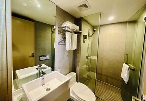 Shower, hair dryer, slippers, towels - Guilin Tree Hotel (Guilin)