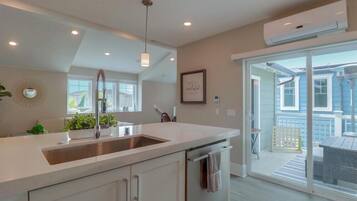 Condo, Multiple Beds, Balcony, Ocean View | Interior