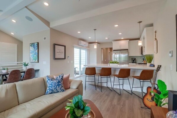 Condo, Multiple Beds, Balcony, Ocean View | Living area