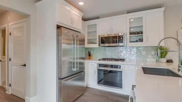 Condo, varias camas, balcón, vista al océano | Cocina privada | Cafetera y tetera