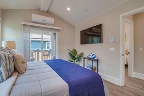 Apartamento, varias camas, balcón, vistas al mar | 3 dormitorios, decoración individual, mobiliario individual