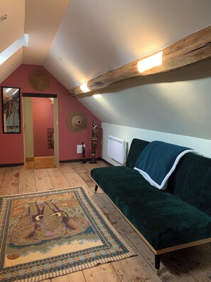 Smart TV - Cocoon House – Private Garden & Exposed Beams – Peaceful Retreat 1h from Paris (Villeblevin)