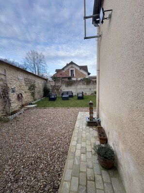 Property grounds - Cocoon House – Private Garden & Exposed Beams – Peaceful Retreat 1h from Paris (Villeblevin)