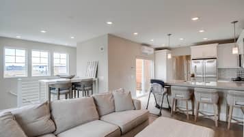 Condo, Multiple Beds, Patio, Partial Ocean View | Living area