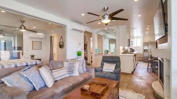 Condo, Multiple Beds, Kitchen, Beach View | Living area