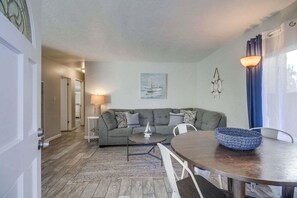 House, Multiple Beds, Hot Tub, Ocean View | Living area