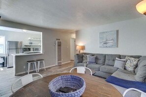 House, Multiple Beds, Hot Tub, Ocean View | Living area