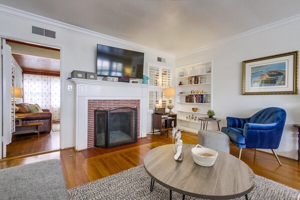 House, Multiple Beds, Hot Tub, City View | Living area | Fireplace