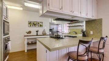 House, Multiple Beds, Hot Tub, City View | Private kitchen | Coffee/tea maker