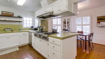 House, Multiple Beds, Hot Tub, City View | Private kitchen | Coffee/tea maker