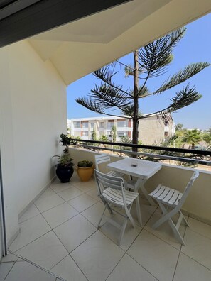 Outdoor dining - Appart Luxe 2 chambres ,Bahia Golf Beach ,Bouznika, Golf & Mer (Bouznika)