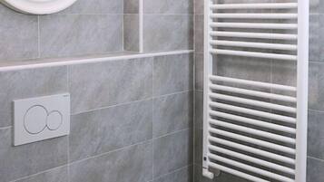 Dusche, Bidet, Handtücher