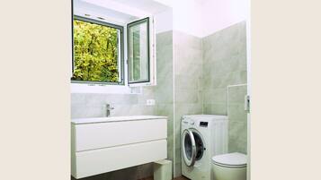 Douche, bidet, serviettes fournies