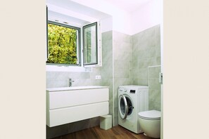 Shower, bidet, towels - Three-room apartment N°8 - Aprica (Aprica)