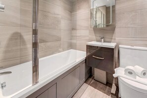 Douche, sĂšche-cheveux, serviettes fournies, papier toilette