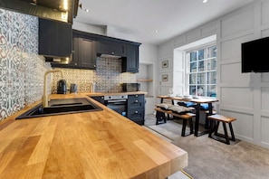 Microwave, oven, stovetop, dishwasher - Boutique 3-Bedroom in Grassmarket, Steps from Edinburgh Castle & Victoria St. (Edinburgh)