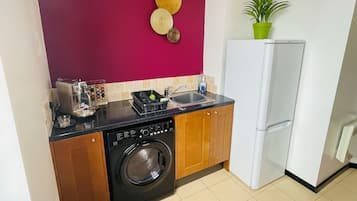 Studio, pemandangan pelabuhan | Dapur pribadi | Lemari es besar, microwave, oven, dan kompor