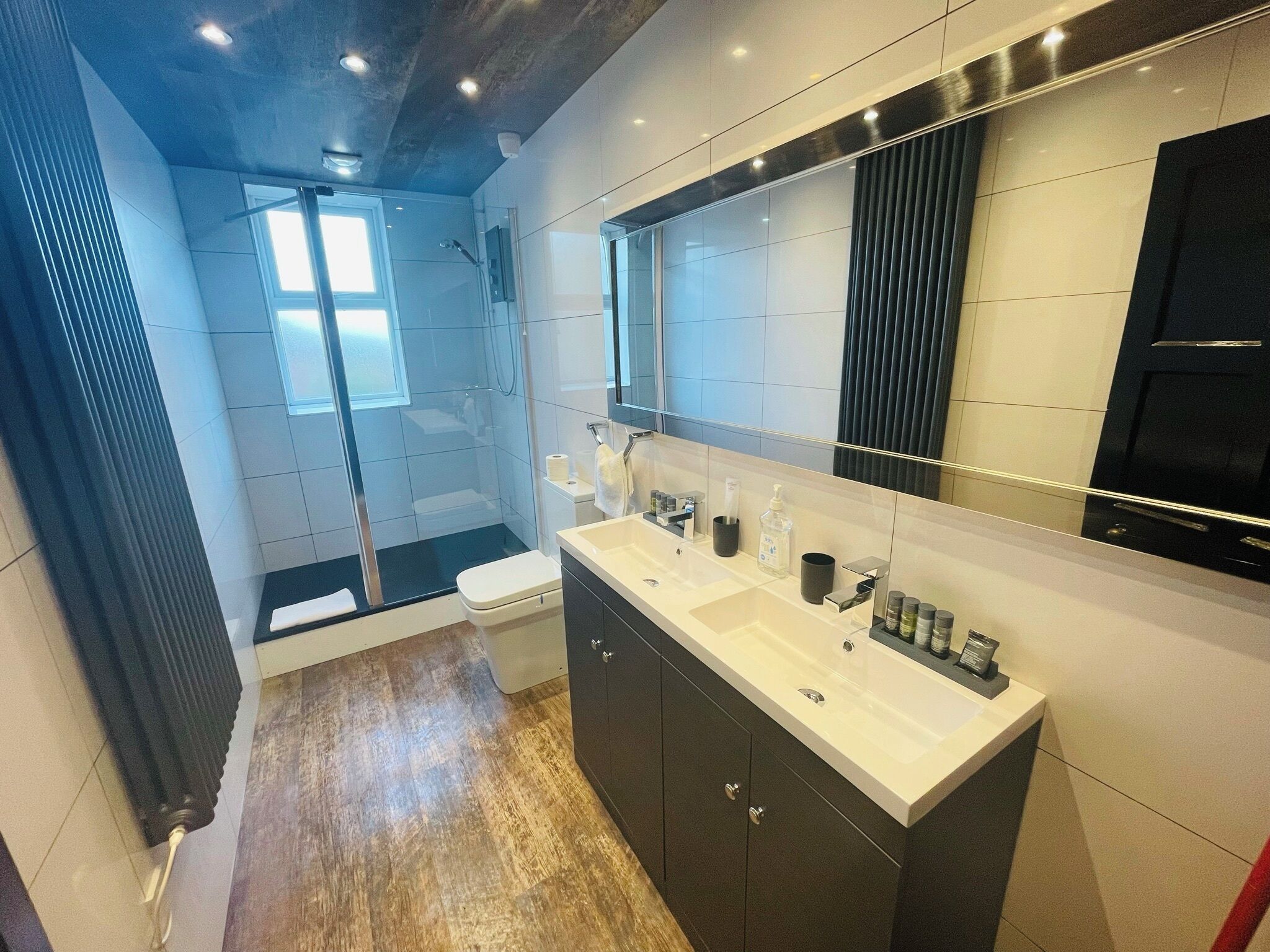 Studio, 1 King Bed, Kitchen, Harbour View | Bathroom | Shower, free toiletries, hair dryer, bathrobes