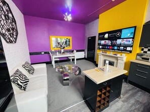 Apartment, 1 King Bed, Kitchen | Living area