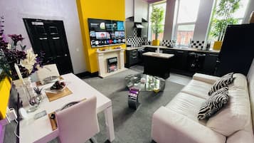 Apartment, 1 King Bed, Kitchen | Living area | TV