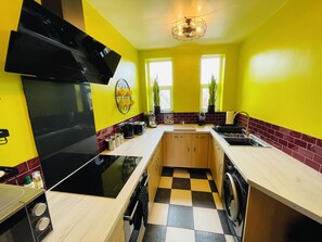 Studio, 1 King Bed, Kitchen, Harbour View | Private kitchen